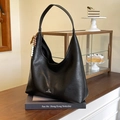 Borsa a tracolla vintage nera opaca di grande capacità con ciondolo di perline decorativo - Pelle PU / Nero