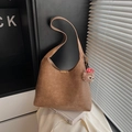 Braune Beuteltasche aus Kunstleder mit Gold-Schnalle und Teddybär-Anhänger - Khaki mit Anhänger