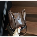 Bolso tote vintage de cuero marrón oscuro con textura fina y elegantes correas dobles - Marrón