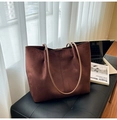 Borsa tote in finta pelle scamosciata marrone con doppi spallacci in stile minimalista - Marrone
