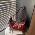 Bolso de hombro vintage rojo oscuro en piel sintética con colgante de estrella plateada - Burdeos