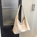 Sac hobo blanc crème texturé avec pendentif en perles de bois et large bandoulière - Style Suède / Blanc Cassé