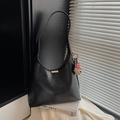 Minimalistische schwarze Hobo-Beuteltasche aus Kunstleder mit süßem Teddybär-Anhänger - Schwarz mit Anhänger