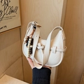 Borsa a mezzaluna beige con ciondolo in perle di legno e finitura in finta pelle - Bianco Sporco
