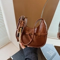 Borsa a mezzaluna in pelle marrone caramello con fibbia in metallo vintage e ciondolo - Marrone