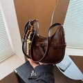Borsa a tracolla retrò marrone scuro in pelle lucida con ciondolo in perle di legno - Marrone