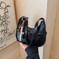 Elegante borsa a mezzaluna nera in pelle lucida con ciondolo a nappa in perle di legno - Nero