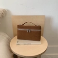 Minimalistische braune Wildleder-Handtasche mit silbernem Reißverschluss für Damen - Braun