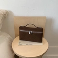 Minimalistische quadratische Handtasche aus dunkelbraunem Wildleder mit Silberreißverschluss - Braun