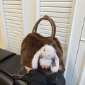 Dunkelbraune Kunstpelz-Handtasche mit süßem Plüschhasen-Anhänger und Ledergriff - Braun mit Anhänger