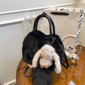 Schwarze Plüschhandtasche mit süßem Hasenanhänger und abnehmbarem Schultergurt - Schwarz Mit Anhänger
