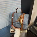 Sac à dos bleu denim minimaliste avec poignées en cuir marron et pendentif ethnique - Avec Pendentif / Bleu