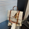 Sac à dos vintage gris clair avec poignées en cuir marron et perles en bois - Avec Pendentif / Blanc Cassé