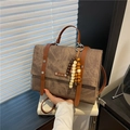 Sac à dos vintage marron minimaliste avec texture pierre et accessoire de charme perlé - Avec Pendentif / Marron