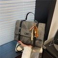Sac à dos vintage gris foncé pour femme avec sangles noires et pendentif en perles bois - Avec Pendentif / Noir