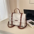 Sac à dos en similicuir gris clair avec sangles marron et rivets argentés élégants - Sans pendentif / Blanc Cassé