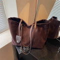 Bolso tote grande de gamuza marrón oscuro con correas finas y colgante decorativo - Marrón