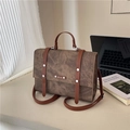 Sac à dos vintage marron avec rivets métalliques et bandoulière réglable en ambiance - Sans pendentif / Marron