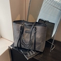Grande borsa tote grigio scuro effetto marmo con catene argentate e doppi manici neri - Nero