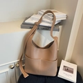 Borsa a secchiello minimalista in pelle martellata marrone chiaro con due tasche frontali - Cachi