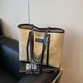 Borsa tote grande beige con finiture nere, catene argentate e manici sottili alla moda - Cachi