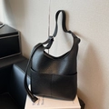 Borsa tote nera capiente in finta pelle martellata con pratica tasca frontale esterna - Nero