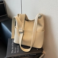 Elegante borsa a secchiello beige con trama litchi e tracolla regolabile per tutti - Bianco Sporco