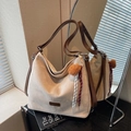 Borsa hobo scamosciata beige con tracolla marrone, nappina e riflesso nello specchio - Cachi