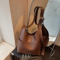 Borsa tote marrone scuro in pelle martellata con tasca esterna e tracolla regolabile - caffè