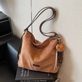 Borsa tote grande in camoscio marrone con ciondolo a forma di orso e tracolla lunga - Marrone
