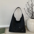 Borsa tote in camoscio nero con motivi floreali traforati al laser e tracolla in pelle - Nero