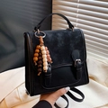 Sac à bandoulière vintage noir avec rabat mat et pendentif décoratif en perles de bois - Noir avec pendentif