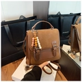 Sac à dos vintage en cuir marron avec sangles à boucle et perles en bois colorées - Marron avec pendentif