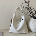 Borsa hobo minimalista in pelle bianca con ciondolo in legno e dettaglio nodo a contrasto - Bianco