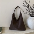 Borsa tote vintage caffè scuro con finitura opaca elegante e tracolla minimalista - Marrone