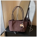 Primer plano de bolso tote de ante marrón con colgantes de béisbol en ambiente retro - Café (Con Colgante)