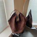 Borsa hobo marrone scuro in pelle scamosciata opaca con grande capacità e tracolla larga - Marrone