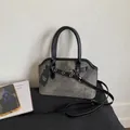 Detalle de bolso bandolera vintage de nubuck gris con adornos de cuero negro y anillo metal - Negro