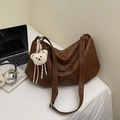 Sac bandoulière marron en similicuir avec chaîne sombre et charm ours en peluche - Couleur caramel