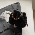 Schicke schwarze Kunstfell-Eimertasche mit Bernsteinperlengriff und Schultergurt - Einfarbig Schwarz