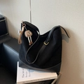 Grande borsa shopper retrò nera in pelle scamosciata con ciondolo di peluche - Nero con ciondolo