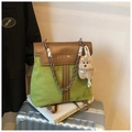 Détail d'un sac à dos vintage vert forêt avec texture en daim marron et pendentif ours - Vert avec Pendentif