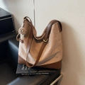 Borsa tote retrò in camoscio marrone con finiture in pelle e ciondolo morbido - Cachi con Pendente