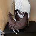 Grand sac à bandoulière en demi-lune à carreaux marron avec large sangle réglable - café