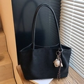 Bolso tote de ante negro con colgante de béisbol y correas largas para el hombro - Negro (con colgante)