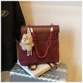 Détail d'un sac à dos bordeaux en matières mixtes avec bandoulière et ourson - Rouge Vin Avec Pendentif