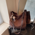 Grande borsa tote in pelle scamosciata marrone scuro con ciondolo in peluche - Caffè con Ciondolo