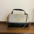 Borsa a tracolla trapuntata grigia e nera con catena vintage e chiusura dorata - Grigio