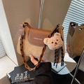 Retro Schultertasche aus Khaki-Wildleder und braunem Leder mit geflochtenem Riemen - Khaki