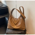 Detalle de bolso tote vintage color caramelo con textura de cuero y cremallera plateada - Caqui